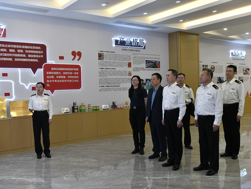 点击后拖动右下角可调整图片大小