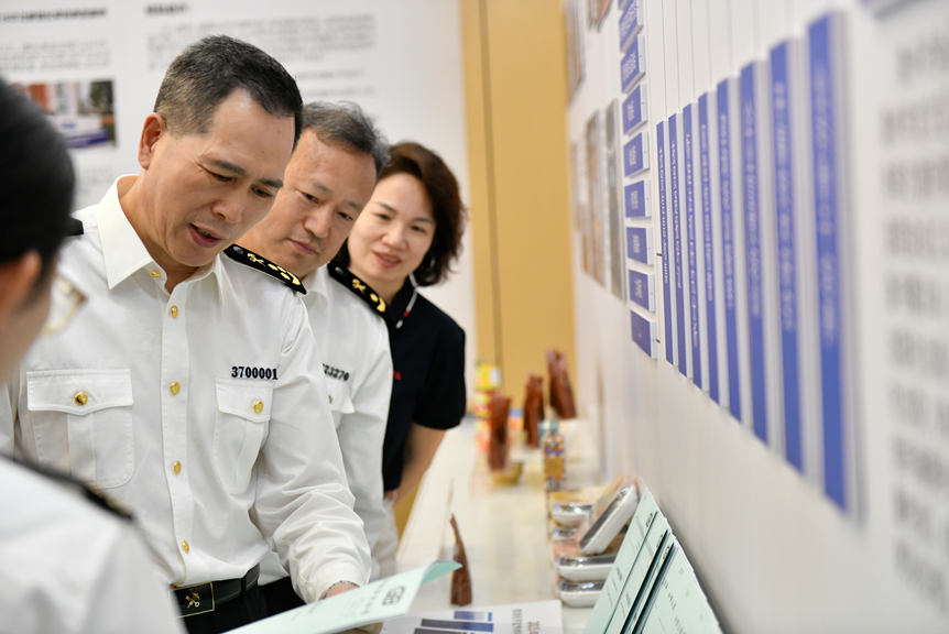 点击后拖动右下角可调整图片大小